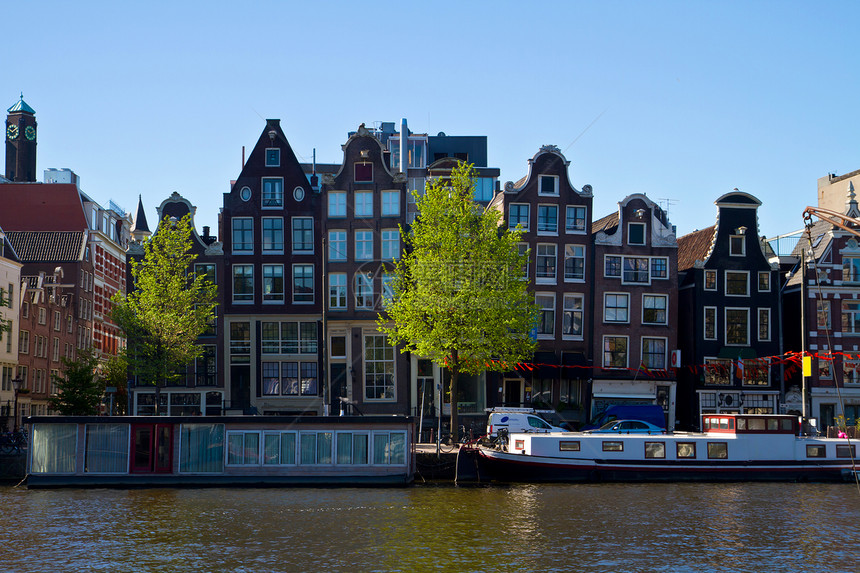 阿姆斯特丹的一条运河游客首都教会旅行历史房子商务特丹旅游自行车图片