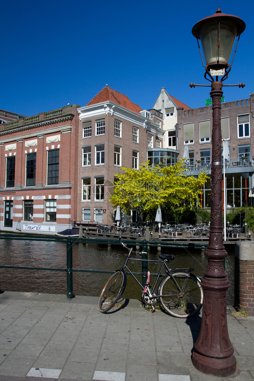 阿姆斯特丹的一条运河旅行特丹遗产建筑学历史人士房子首都市中心圆顶图片