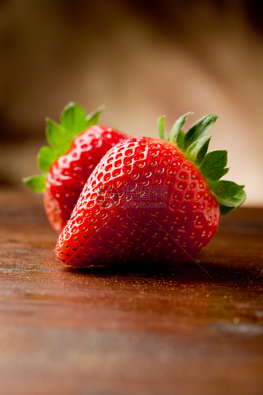 木制桌上的草莓浆果树叶水果甜点红色桌子图片