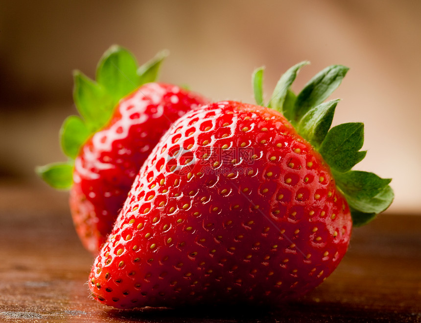 木制桌上的草莓水果红色树叶甜点桌子浆果图片