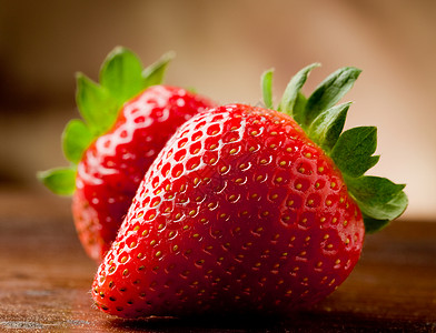 木制桌上的草莓水果红色树叶甜点桌子浆果背景图片