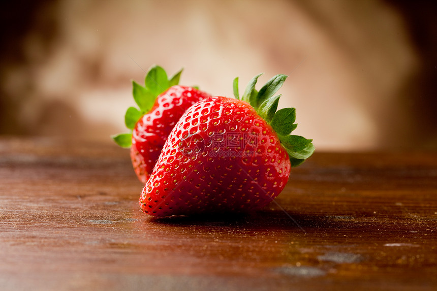 木制桌上的草莓水果树叶甜点浆果桌子红色图片