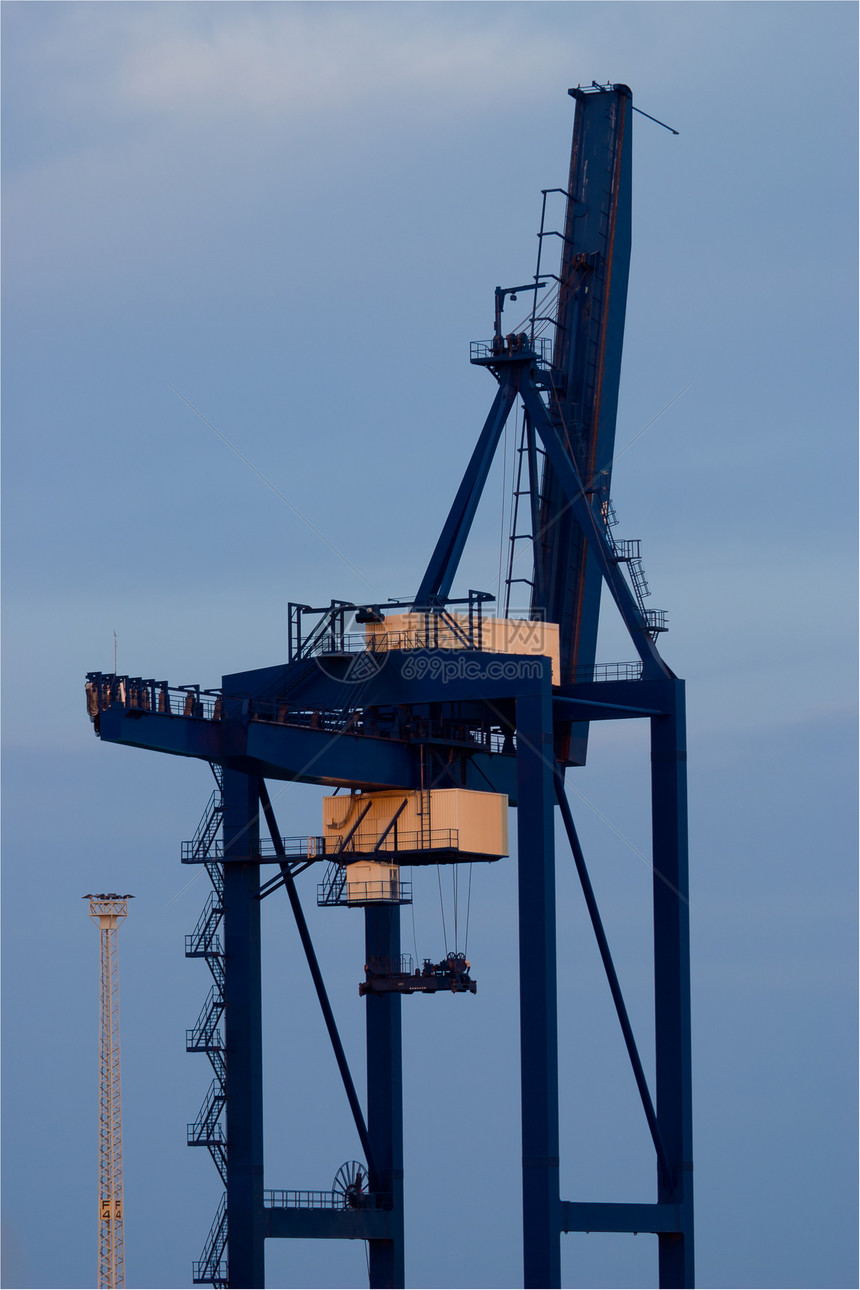 港口的起重机天空码头运输工业货运货物海军海港工作船厂图片