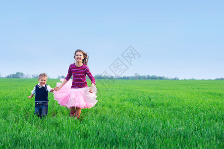 姐姐在草地上和她的小屁孩一起跑来跑去闲暇乐趣花园男生头发公园喜悦金发教育幸福背景