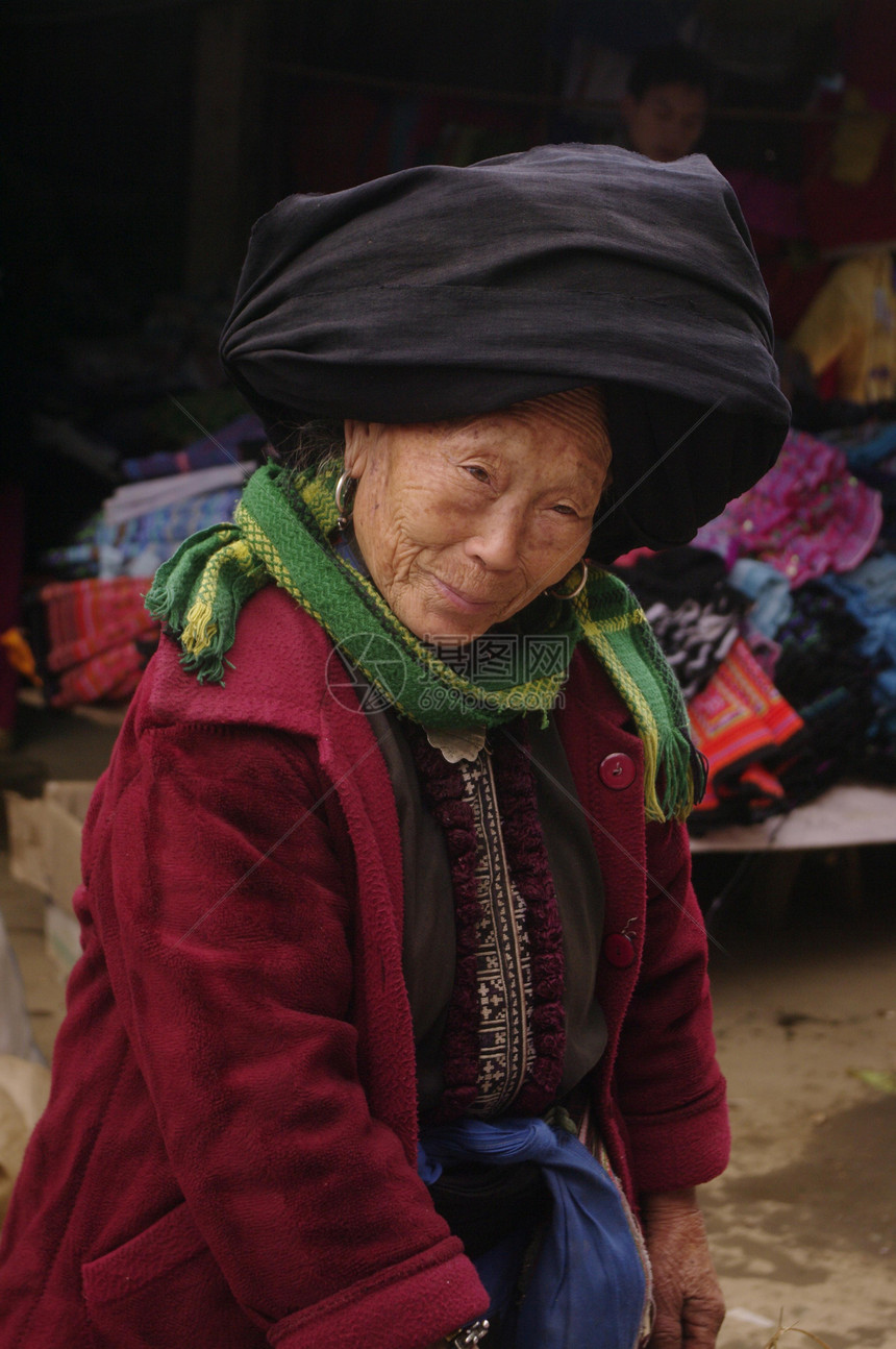 婆婆在新浩市场黑色乡村女士传统部落少数民族衣服裤子衬衫海关图片