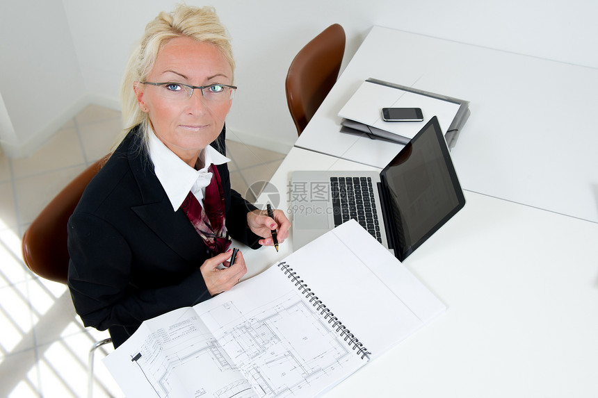 商业女商务人士建筑学绘画顾问办公室电脑工作商务服务女性雇主图片