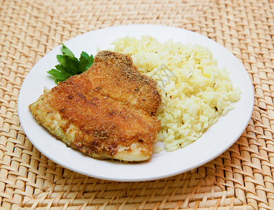 鸡鱼油炸的罗非薯面包 配有大米和草药背景