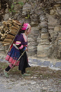 木材加工衣服部落戏服女孩民间木头山地风俗苦差事女性高清图片