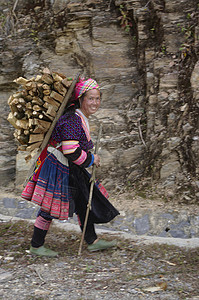 苦差事木材加工女性衣服女孩风俗戏服少数民族木头民族山地民间背景