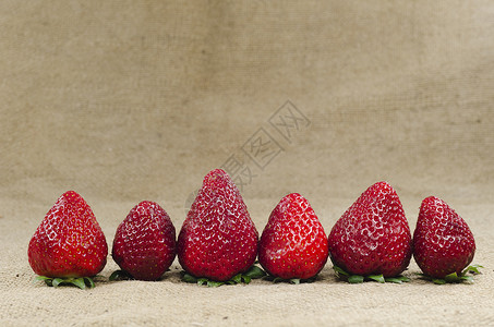 草莓麻布水果食物甜点营养红色背景图片