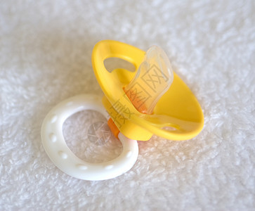 黄色婴儿奶粉玩具背景图片
