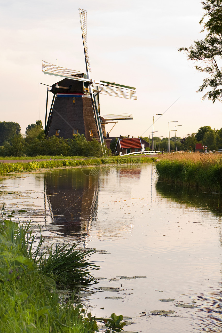 反射的荷兰风车纺纱历史性车削国家天空建筑窗户蓝色建筑学活力图片