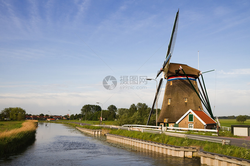 荷兰风车和乡村公路图片