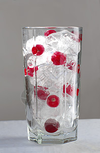 混合玻璃中的冰和红莓背景图片