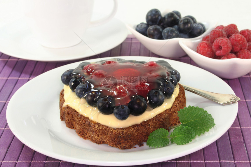 森林水果薄果心形蛋糕店生日甜点红色果味礼物馅饼糕点蓝色图片