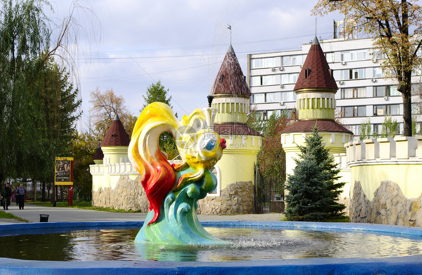 童话镇上的金鱼喷泉图片