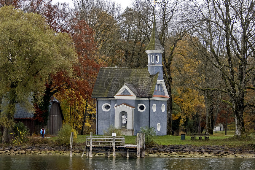 德国Chiemsee湖一个岛屿上的教堂图片