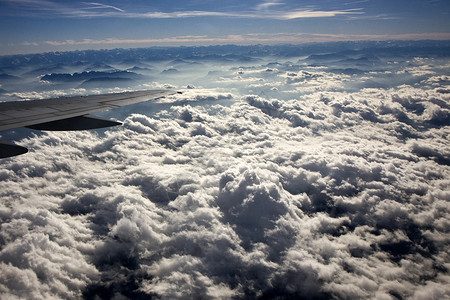 飞机云山脉旅行蓝色空白天空地毯太阳白色天际翅膀背景图片