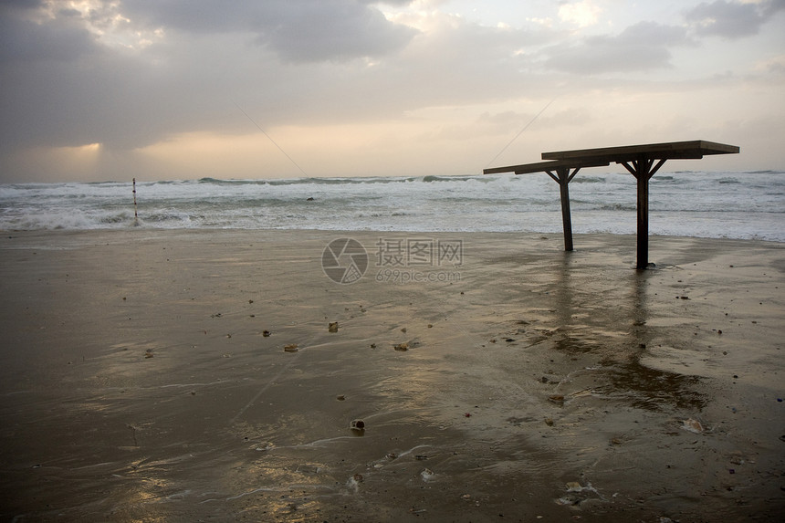 海滩日落反射风暴太阳海岸海洋海浪全景黄色雨伞天空图片