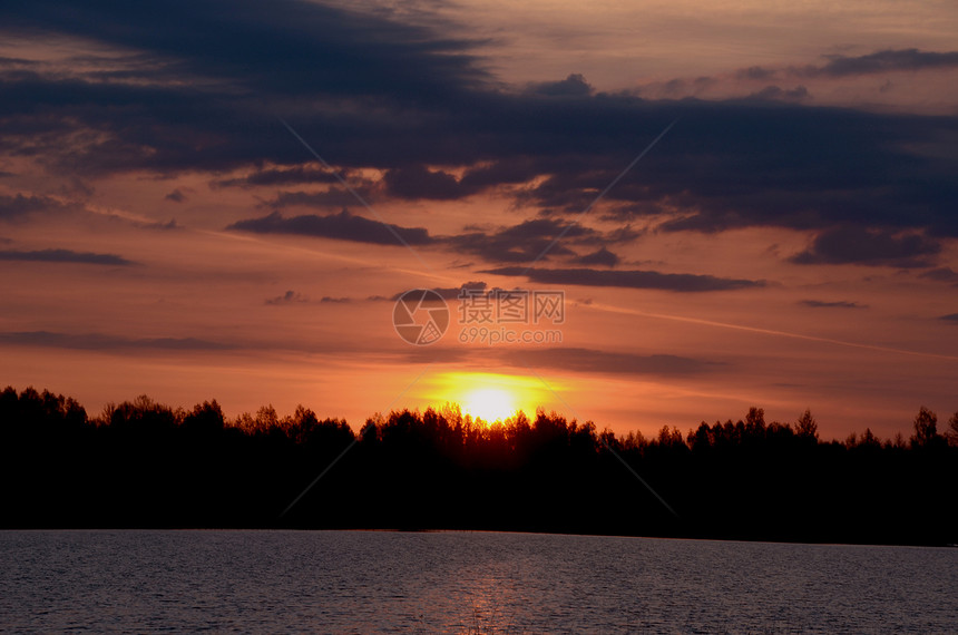 湖上多彩的日出图片