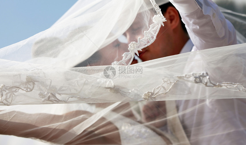新婚夫妇婚礼选手女孩新娘拥抱冠冕公园美丽男人面纱图片