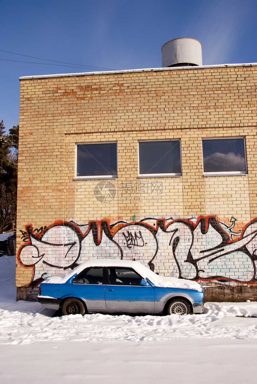 雪蓝轿车和涂鸦墙图片
