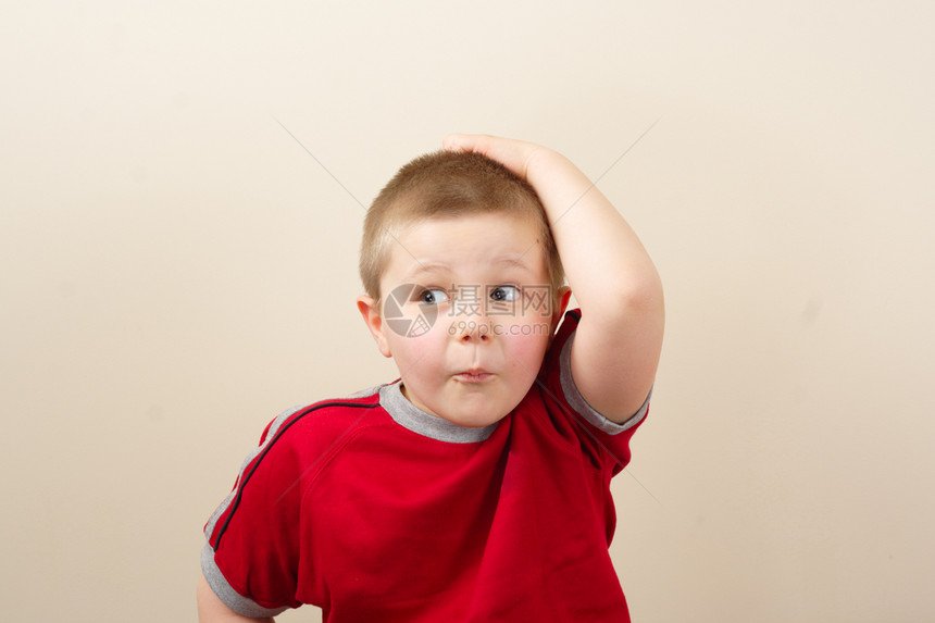 小男孩情感男生儿子短裤童年精力造型头发手指幼儿园图片
