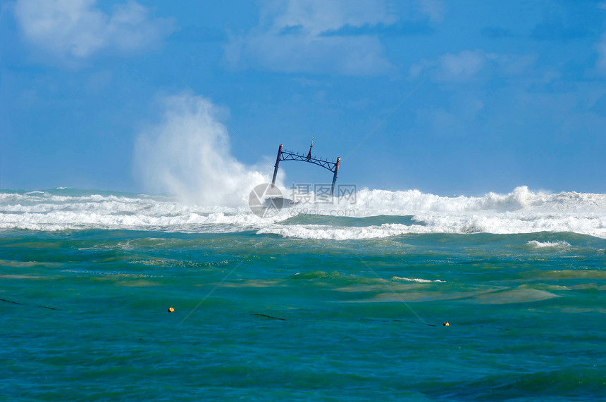 沉沉的船舶残骸和风暴大海图片