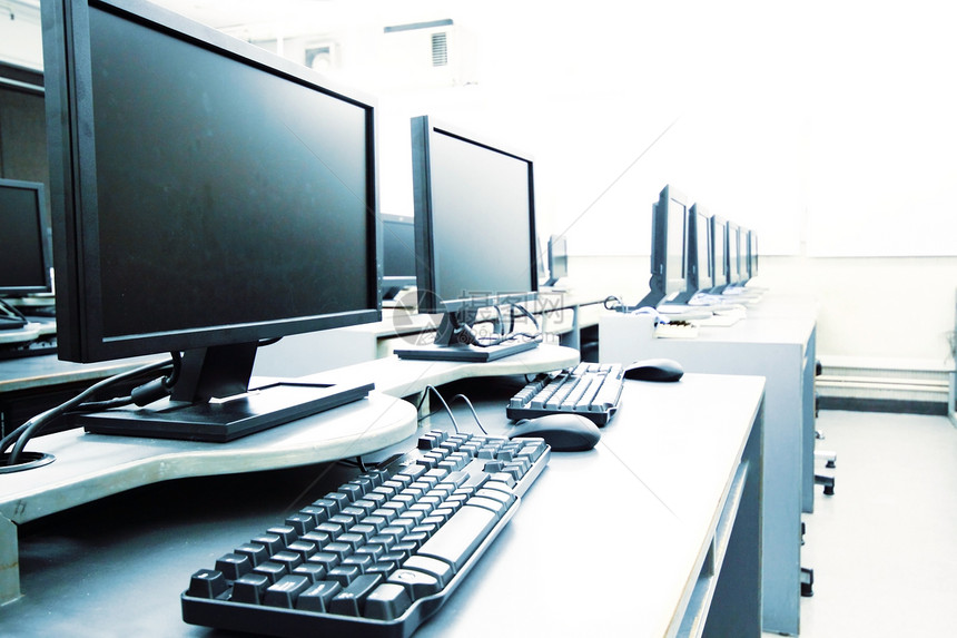 带有计算机排行的工作场所间工作室教育桌子技术课堂数据中心商业家具键盘学习图片