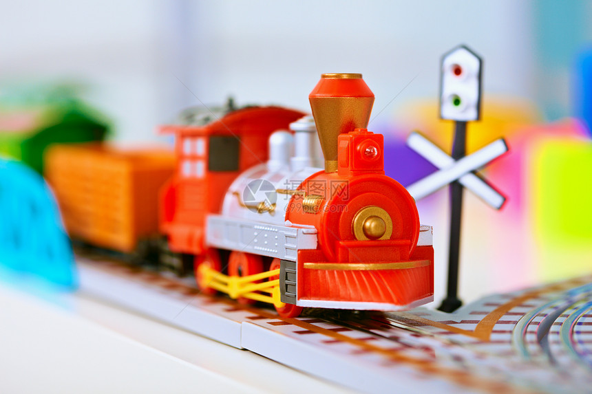 铁路上的玩具微型机车图片