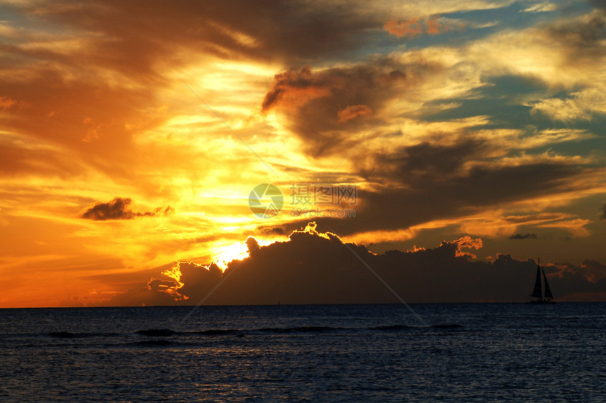 日落游艇闲暇海洋反射海滩风景假期奢华旅行巡航航行图片