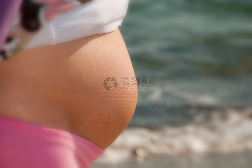 怀孕妇女和海洋地区父母生活夫妻太阳女士家庭身体孩子母亲保健图片