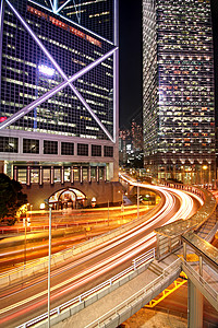 交通夜间带子高楼小时银行公司摩天大楼中心经济灯泡街道背景图片