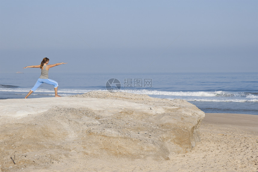 瑜伽女孩成人黑发训练享受冥想平衡海岸岩石女性海滩图片