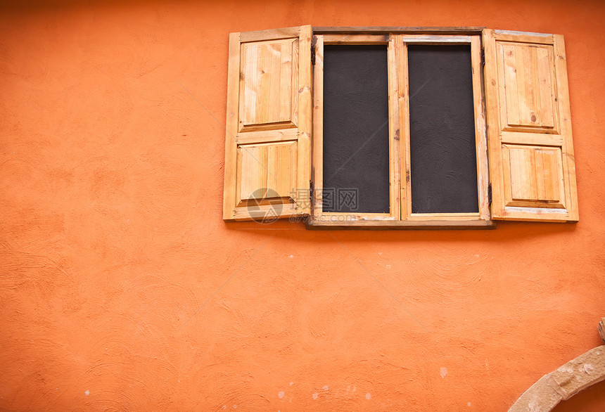 橙色墙上的旧窗户玻璃边界风化橙子街道水泥裂缝框架装饰品金属图片