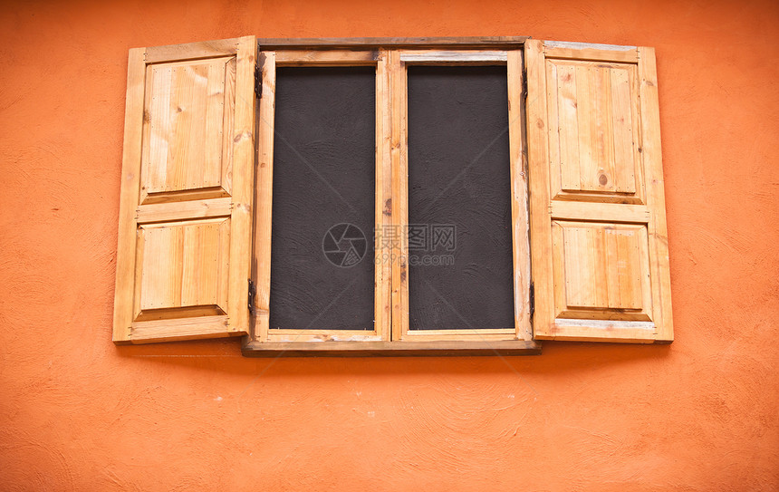 橙色墙上的旧窗户风化水泥木头玻璃城市框架边界街道裂缝橙子图片