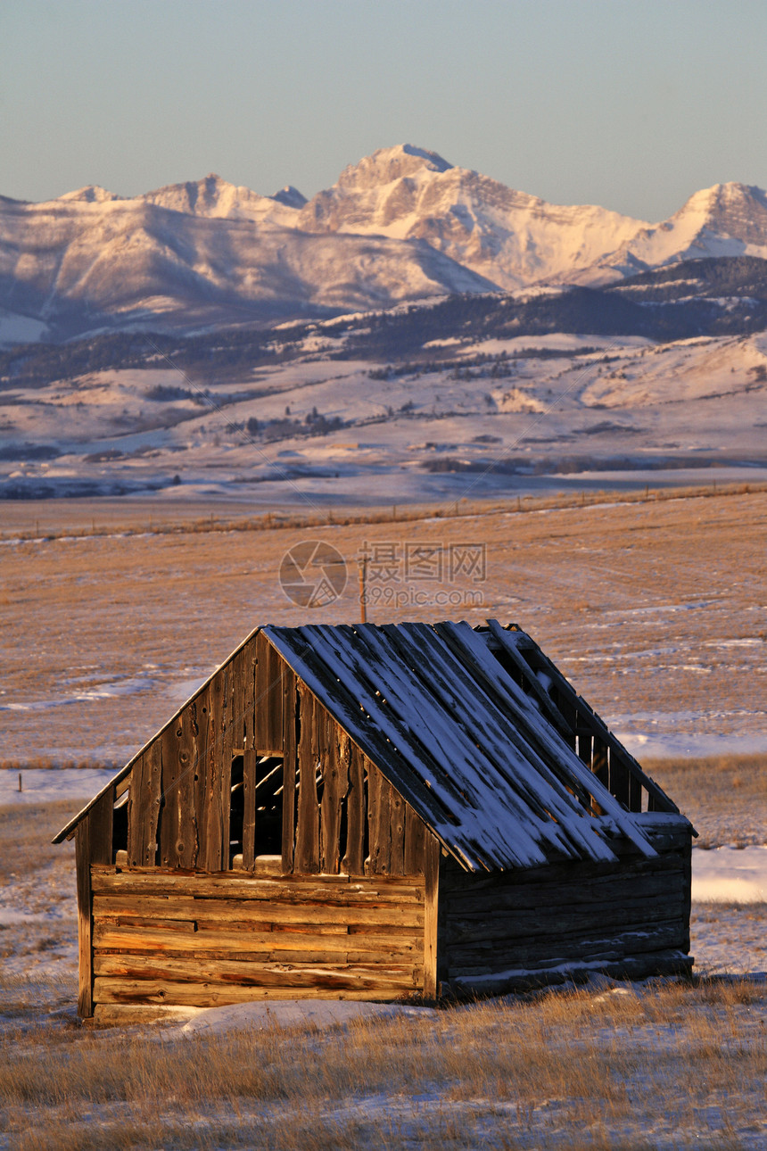 艾伯塔省冬季的雪覆盖洛基山脉风景遗产木头场地地平线山脉历史性壁板建筑学风光图片