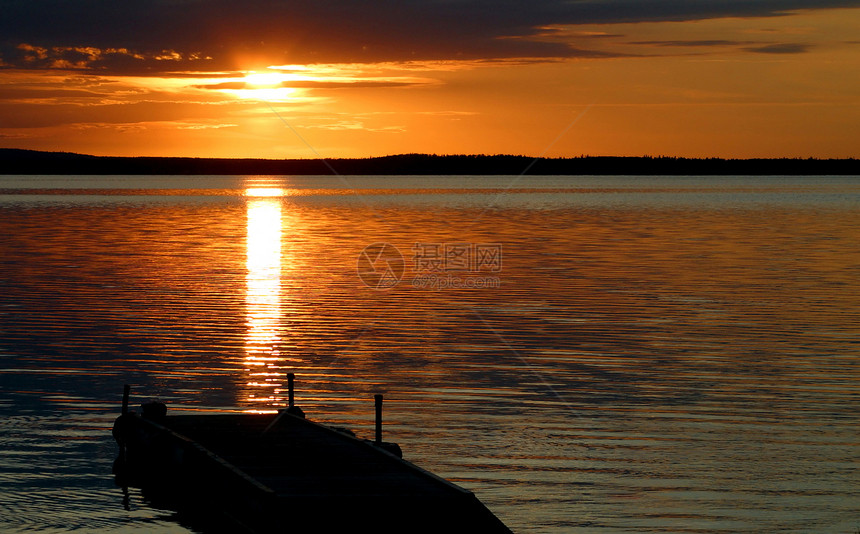 北萨斯喀彻温湖后日落太阳反射码头场景荒野风景旅行水平图片