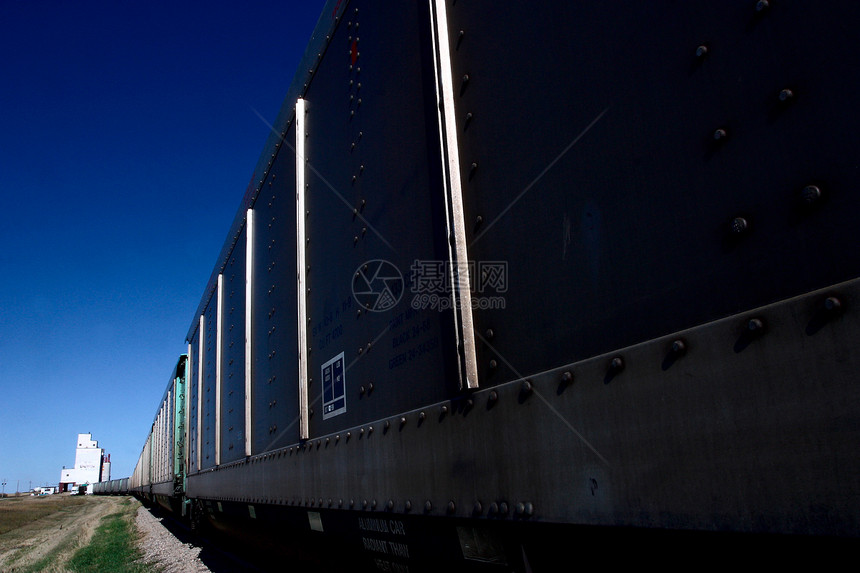通往Eyebrow谷物电梯的小汽车出货量运输水平乡村旅行农业蓝天汽车图片