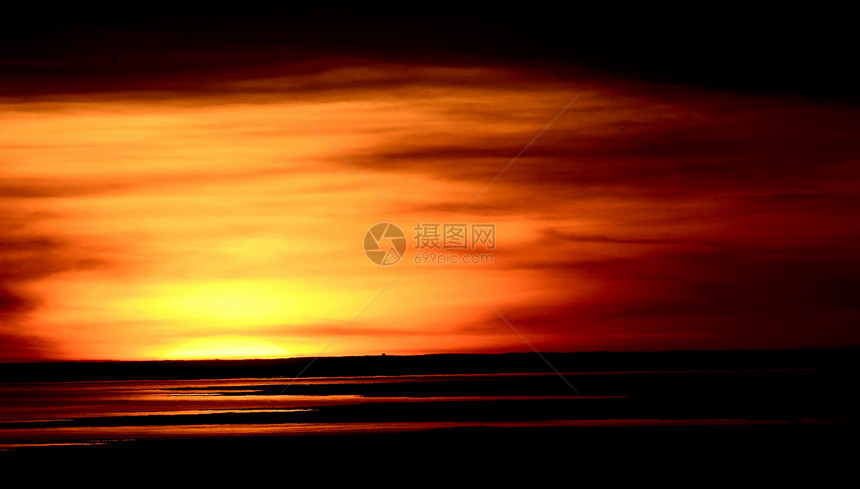日落从迪芬贝克湖反射图片