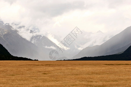 新西兰南岛的密尔福德湾山背景图片