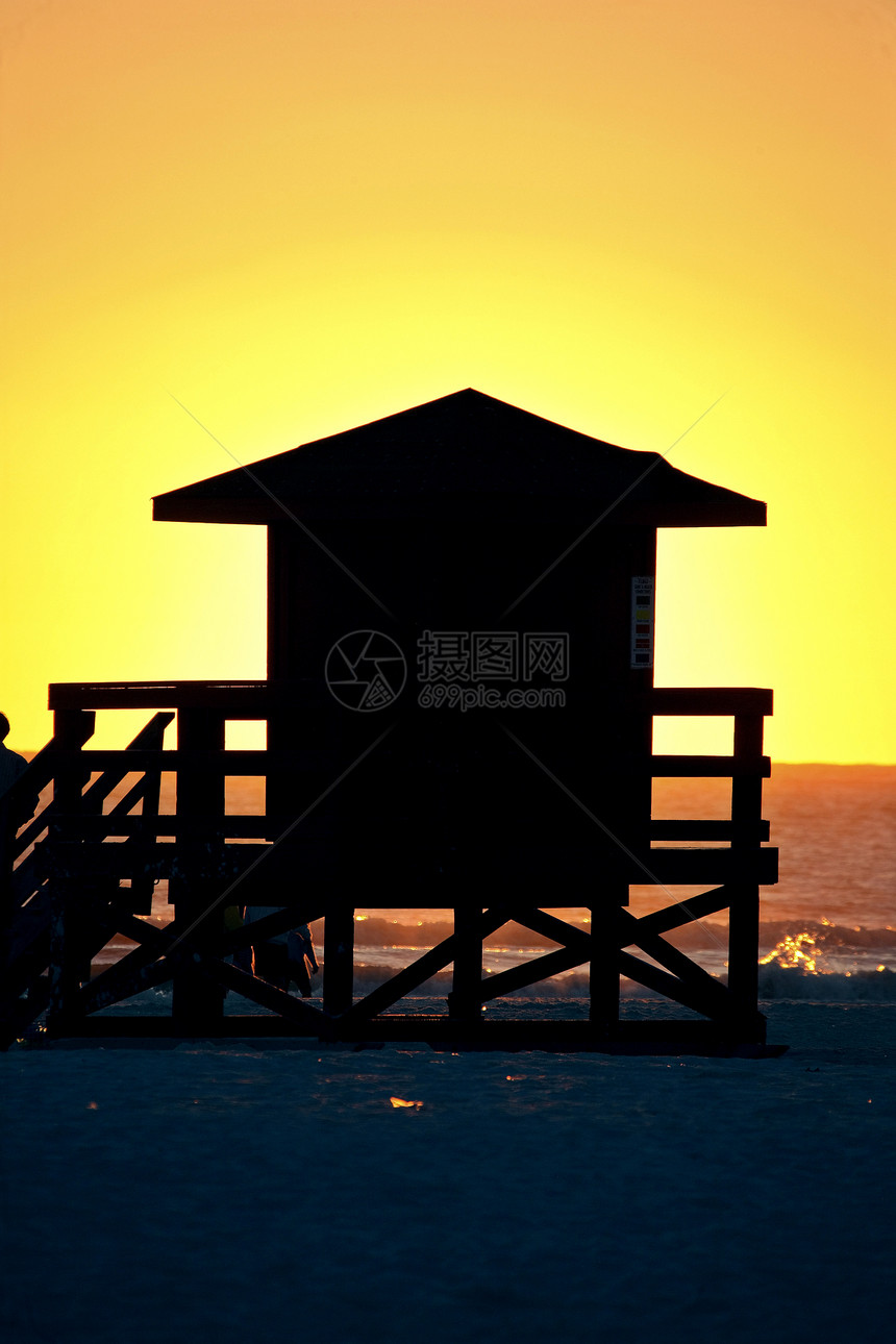 佛罗里达湾海岸救生队小屋后晒太阳海滩支撑窝棚海景救生员风景海岸场景剪影日落图片