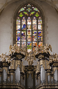 管风琴圣芭芭拉教堂     风管和彩色玻璃背景