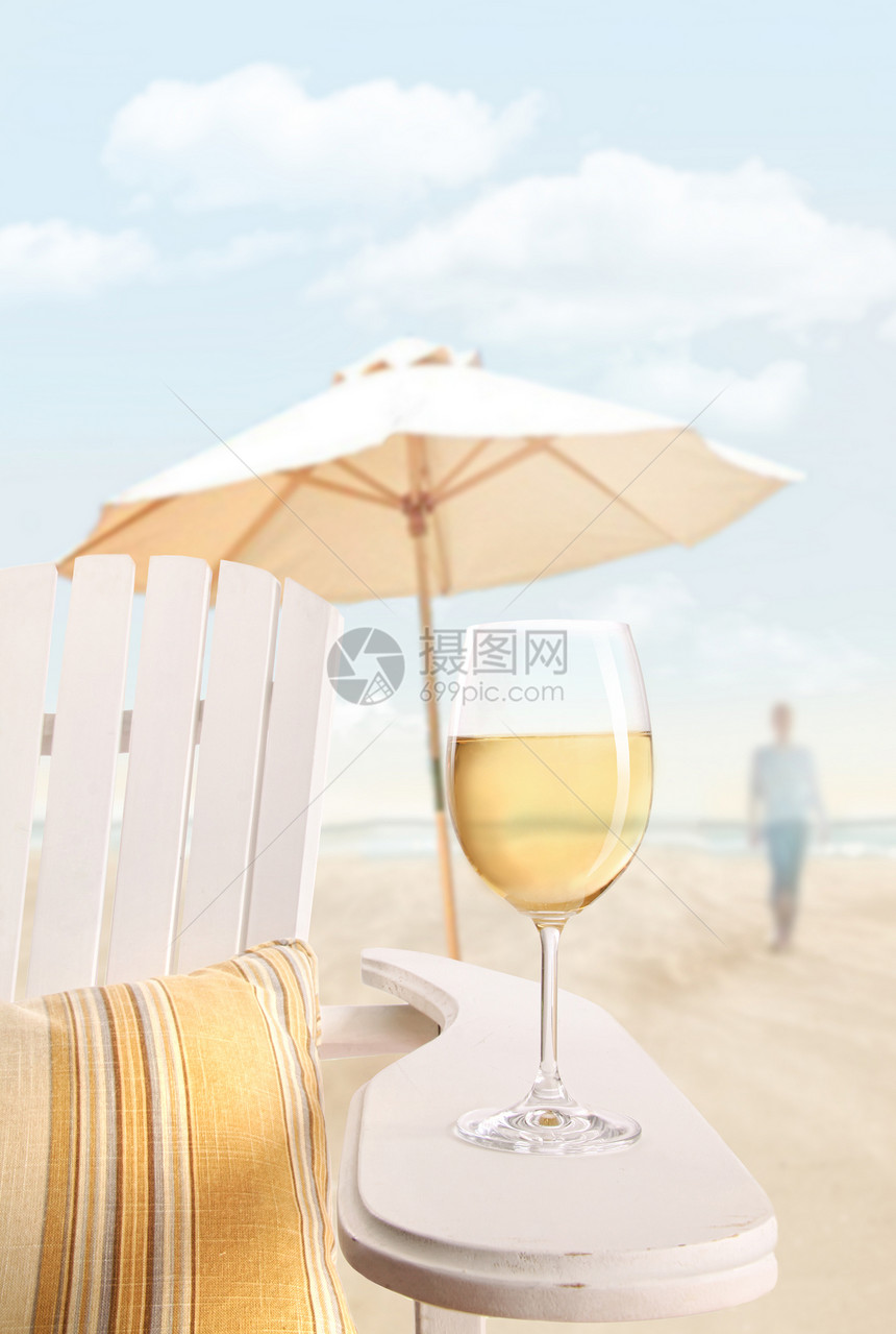 沙滩上阿迪隆达克椅子上的酒杯家具晴天假期奢华女士庆典浪漫场景支撑派对图片