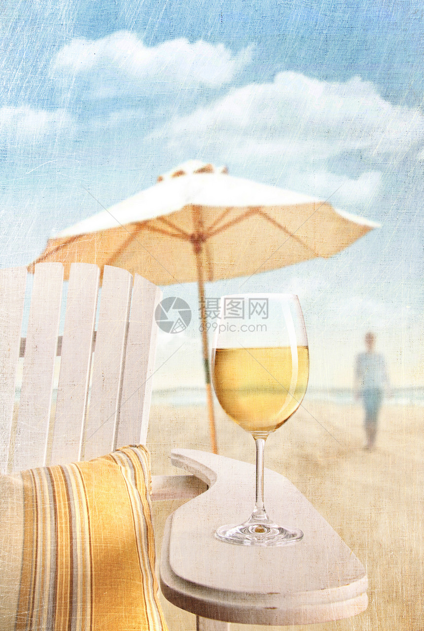 沙滩上阿迪隆达克椅子上的酒杯奢华海岸浪漫庆典桌子热带乐趣旅行晴天服务图片