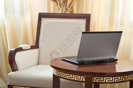 内嵌的笔记本电脑笔记本硬木皮革枕头地面住宅监视器窗户地毯摆设酒店背景图片