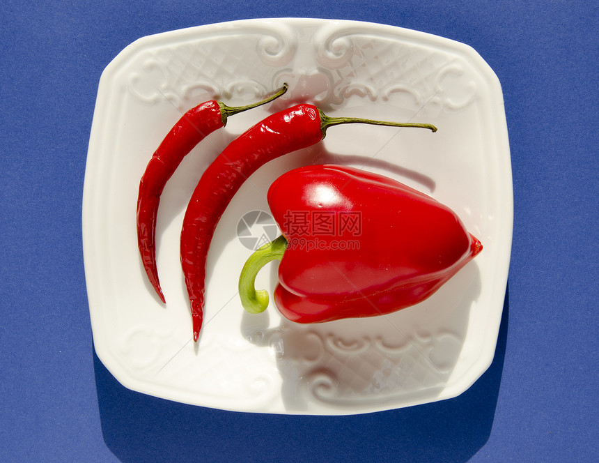 白盘中的红胡椒图片