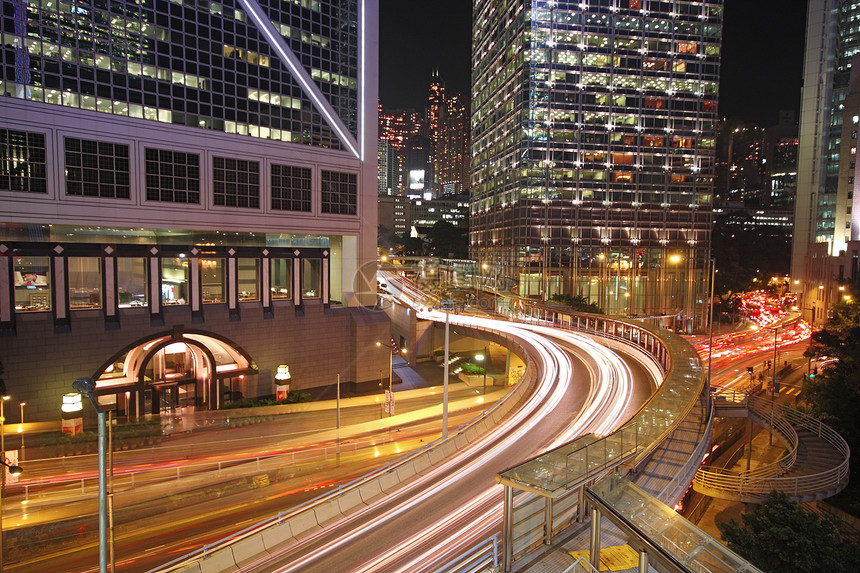 香港忙碌的夜间交通戏剧性风景大街景观市中心城市摩天大楼建筑学辉光商业图片