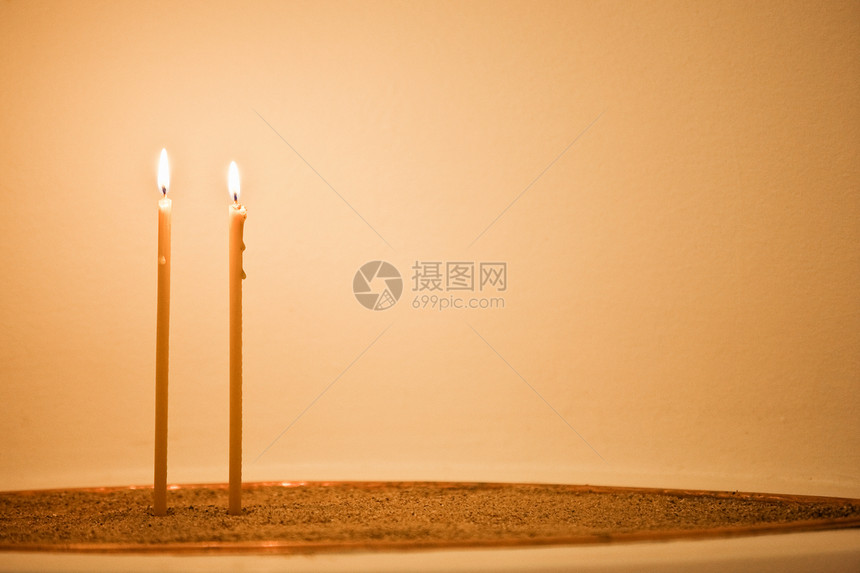 沙中两根蜡烛图片