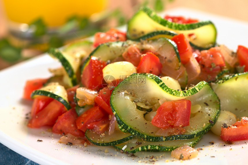 Zucchini 番茄和玉米迪什午餐蔬菜立方体胡椒营养草本植物洋葱照片水平香料图片